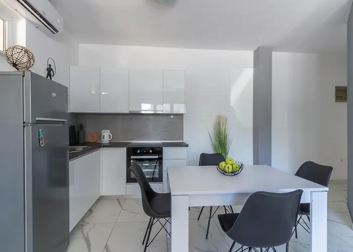 Bright & Modern 2bd In Stobrec, Free Parking Apartamento *