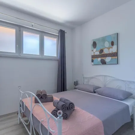 Bright & Modern 2bd In Stobrec, Free Parking