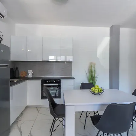 Bright & Modern 2bd In Stobrec, Free Parking Daire *