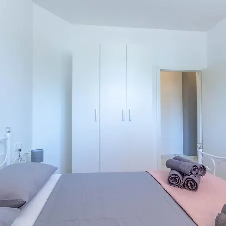 Bright & Modern 2bd In Stobrec, Free Parking דירה *