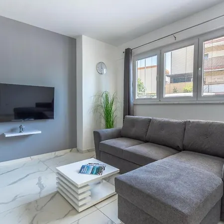 Daire Bright & Modern 2bd In Stobrec, Free Parking Split