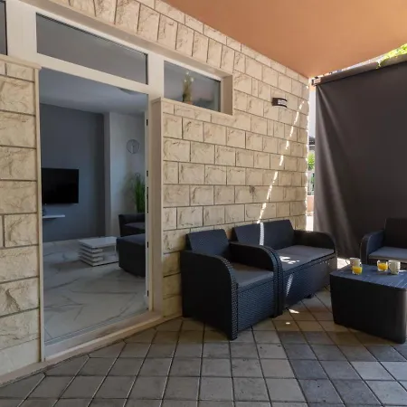 Bright & Modern 2bd In Stobrec, Free Parking דירה