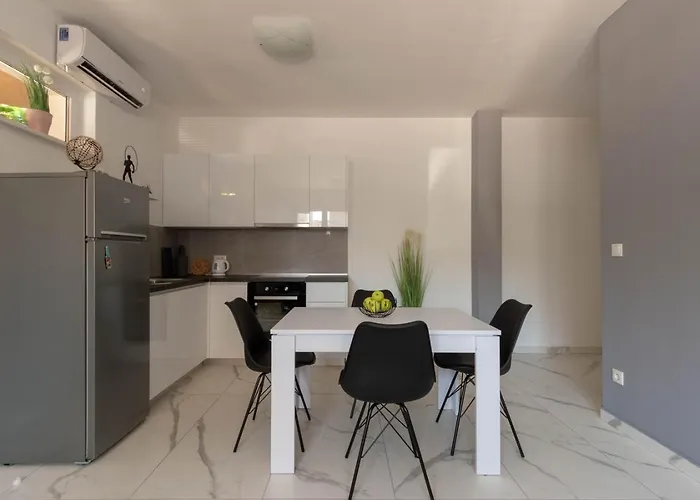 Bright & Modern 2bd In Stobrec, Free Parking ספליט