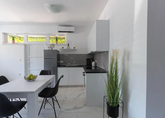 Bright & Modern 2bd In Stobrec, Free Parking ספליט