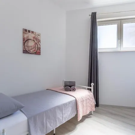 Bright & Modern 2bd In Stobrec, Free Parking