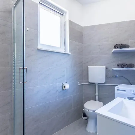 Bright & Modern 2bd In Stobrec, Free Parking