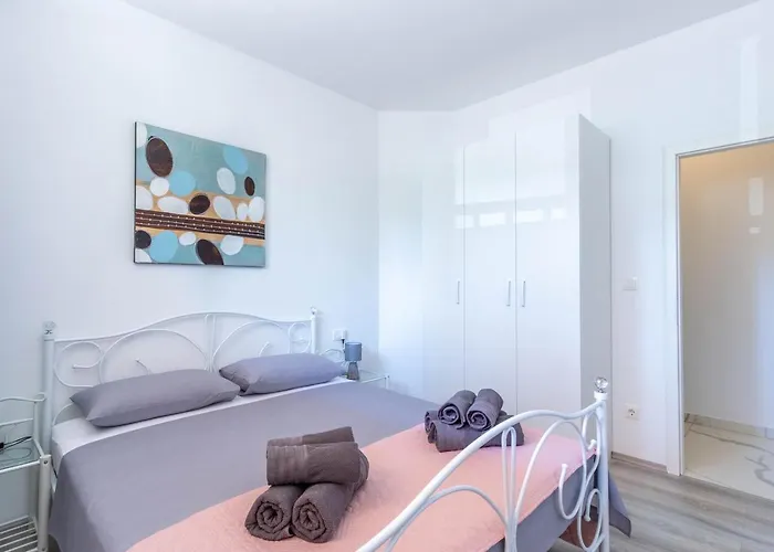 Апартаменти Bright & Modern 2bd In Stobrec, Free Parking *