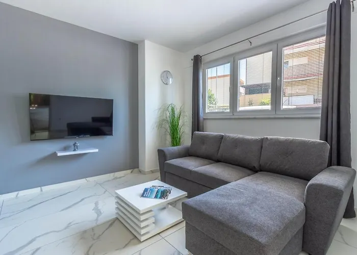 Апартаменти Bright & Modern 2bd In Stobrec, Free Parking Спліт